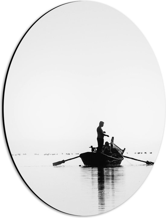 WallClassics - Dibond Ovaal - Klein Vissersbootje in Zwart Wit - 30x40 cm Foto op Ovaal (Met Ophangsysteem)