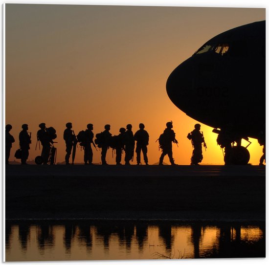 WallClassics - PVC Schuimplaat- Silhouet van Soldaten bij Vliegtuig - 50x50 cm Foto op PVC Schuimplaat