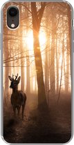 Geschikt voor iPhone XR hoesje - Bos - Hert - Zon - Bomen - Winter - Natuur - Dieren - Siliconen Telefoonhoesje