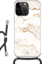 Geschikt voorApple Iphone 14 Pro - Crossbody Case - Marmer print - Kalk - Goud - Luxe - Marmer printlook - Wit - Siliconen - Crossbody - Backcover met Koord - Telefoonhoesje met koord - Hoesje met touw