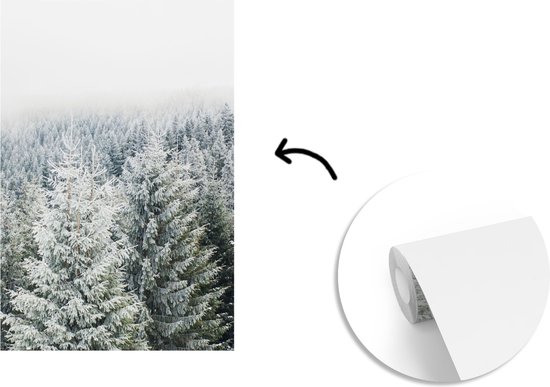 Behang - Fotobehang Bos - Sneeuw - Winter - Seizoenen - Dennenboom - Breedte 170 cm x hoogte 260 cm