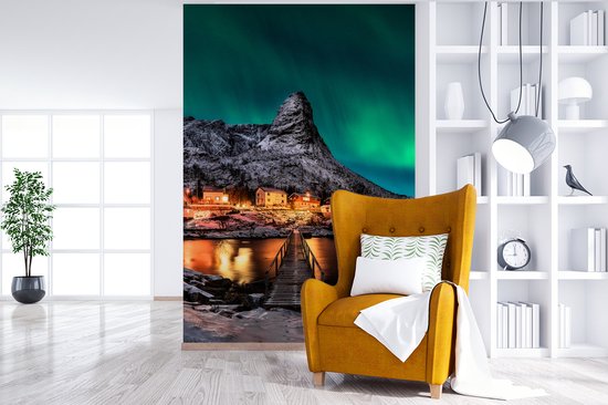 Behang - Fotobehang Noorderlicht - IJsland - Sneeuw - Dorp - Groen - Bergen - Breedte 155 cm x hoogte 240 cm