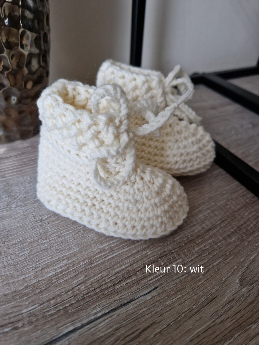 Haaksels&Kralen - Babyslofjes gehaakt met veterstrik - 8 â 9 cm - Babybooties - 100% merinowol – kleur wit - newborn 0 tot 3 maanden - kraamkado - zwangerschap