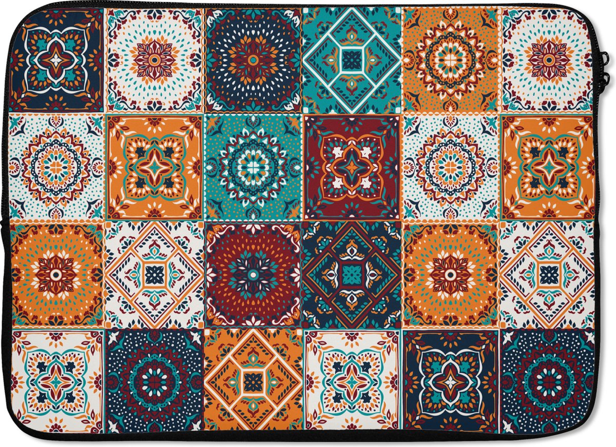 Laptophoes 13 inch - Retro - Bladeren - Design - Oranje - Bruin - Laptop sleeve - Binnenmaat 32x22,5 cm - Zwarte achterkant