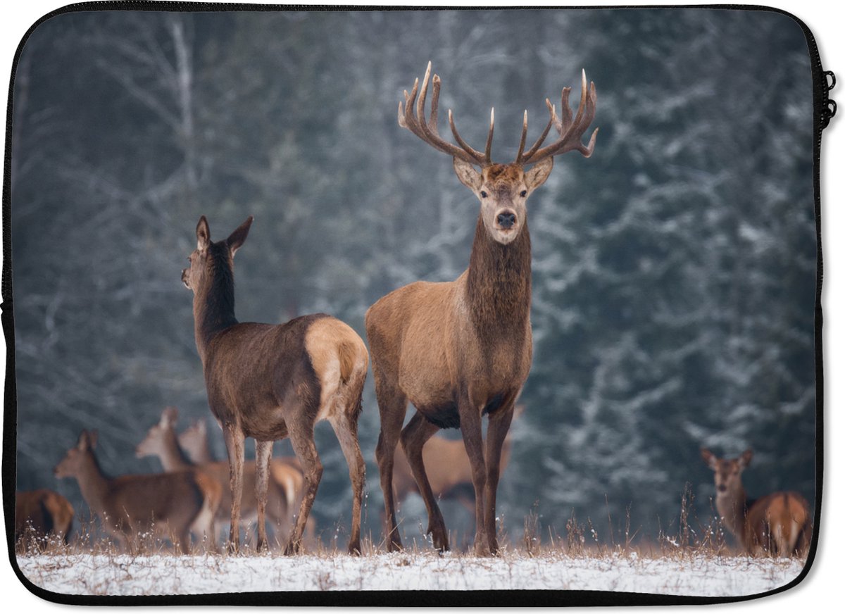 Laptophoes 14 inch - Bosdieren - Hert - Landschap - Winter - Sneeuw - Natuur - Laptop sleeve - Binnenmaat 33x23 cm - Zwarte achterkant