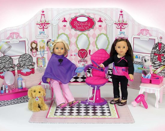 Twee poppen in een schoonheidssalon setting met roze stoel, spiegel en accessoires.