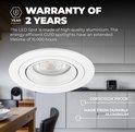 Een witte kantelbare LED-spot in een keukenomgeving. "2 JAAR GARANTIE".