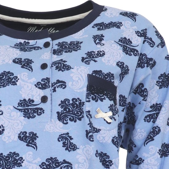 Detail van de lichtblauwe pyjamatop met donkerblauwe en witte ornamentenprint, polo sluiting met knopen en opgestikte zak met strikje.