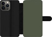 Bookcase Geschikt voor iPhone 13 Pro telefoonhoesje - Groen - Effen kleur - Olijfgroen - Met vakjes - Wallet case met magneetsluiting