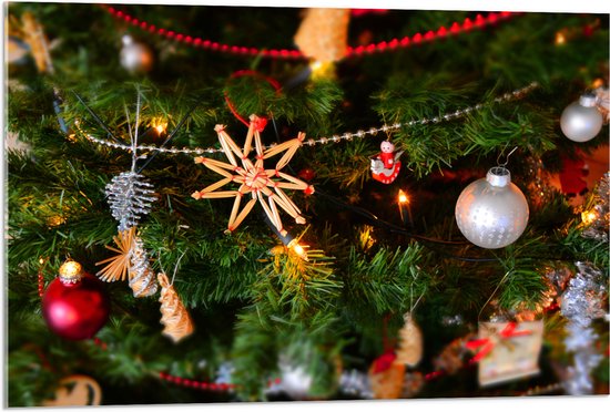 Acrylglas - Verschillende Ornamenten en Kerstballen in Kerstboom - 90x60 cm Foto op Acrylglas (Met Ophangsysteem)