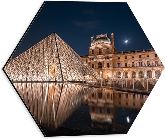 Dibond Hexagon - Verlicht Louvre in Parijs, Frankrijk - 30x26.1 cm Foto op Hexagon (Met Ophangsysteem)