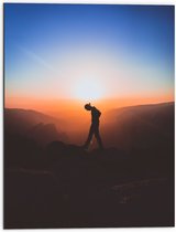 WallClassics - Dibond - Silhouet Persoon tussen de Bergen bij Zonsondergang - 60x80 cm Foto op Aluminium (Met Ophangsysteem)