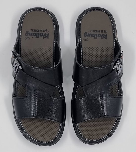 Paar zwarte slippers met gekruiste banden, gespen met '5G' en 'Walking Shoes' op de binnenzool.