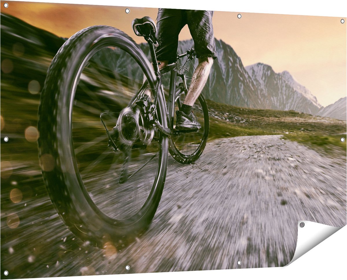 Gards Tuinposter Moutainbike Fietser in de Bergen - 150x100 cm - Tuindoek - Tuindecoratie - Wanddecoratie buiten - Tuinschilderij Multikleur