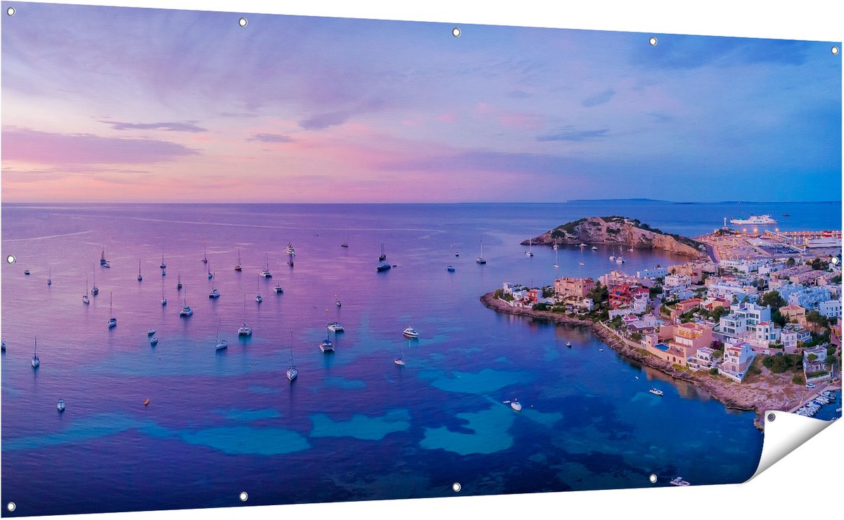Gards Tuinposter Ibiza met Boten op het Water bij Zonsopgang - 200x100 cm - Tuindoek - Tuindecoratie - Wanddecoratie buiten - Tuinschilderij Multikleur