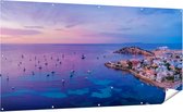 Gards Tuinposter Ibiza met Boten op het Water bij Zonsopgang - 200x100 cm - Tuindoek - Tuindecoratie - Wanddecoratie buiten - Tuinschilderij