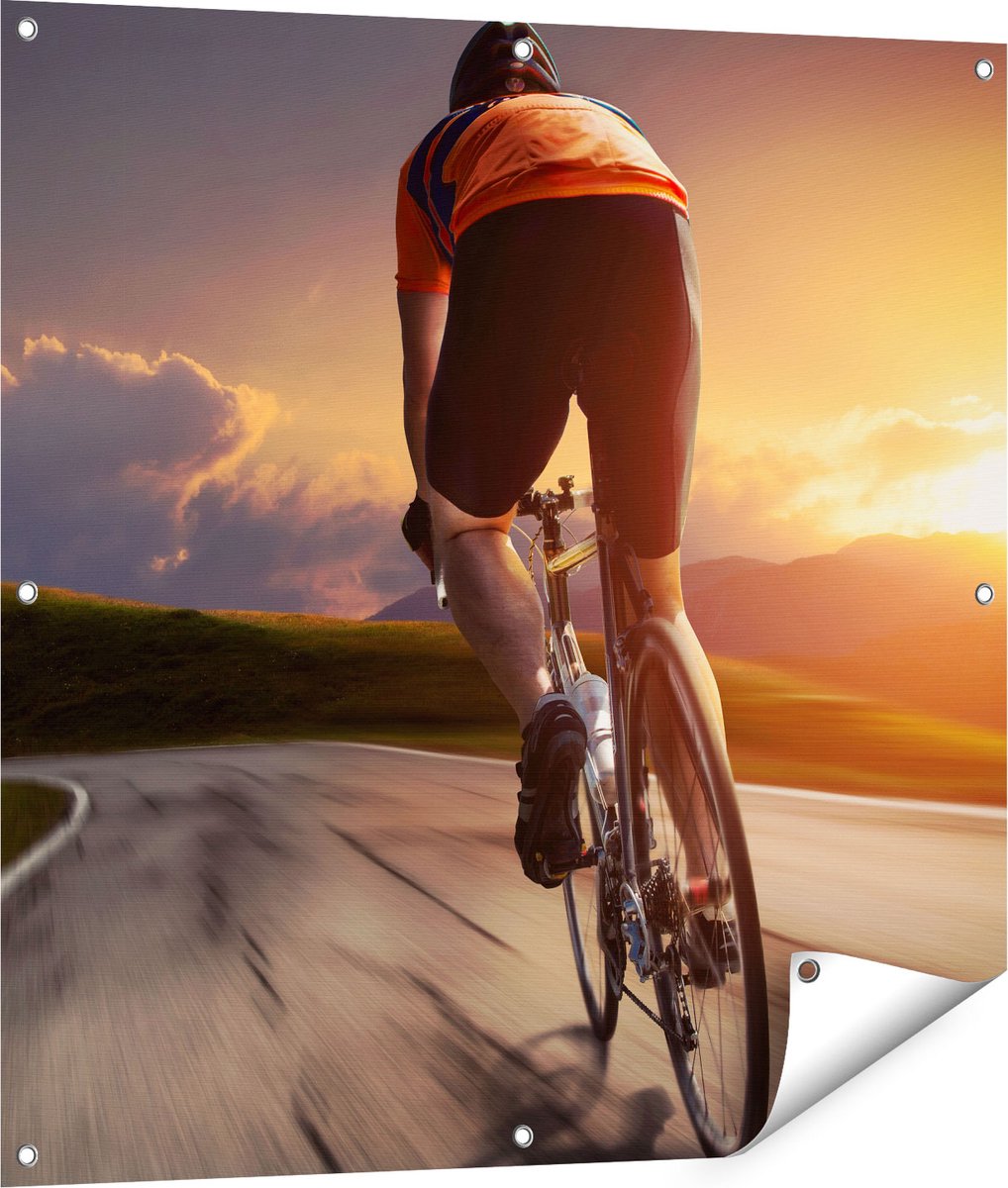 Gards Tuinposter Wielrennen Fietser op de Weg bij Zonsondergang - 90x90 cm - Tuindoek - Tuindecoratie - Wanddecoratie buiten - Tuinschilderij Multikleur
