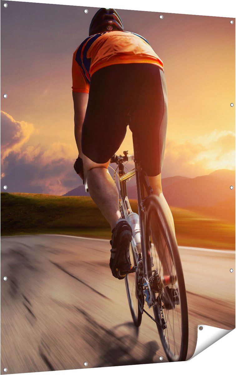 Gards Tuinposter Wielrennen Fietser op de Weg bij Zonsondergang - 120x160 cm - Tuindoek - Tuindecoratie - Wanddecoratie buiten - Tuinschilderij Multikleur