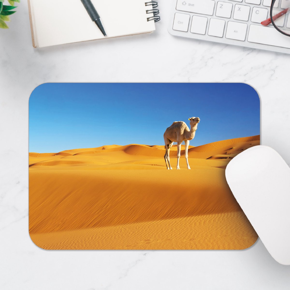 Muismat - Kameel in de Marokaanse Sahara - 25x18 cm - 2 mm Dik - Muismat van Vinyl