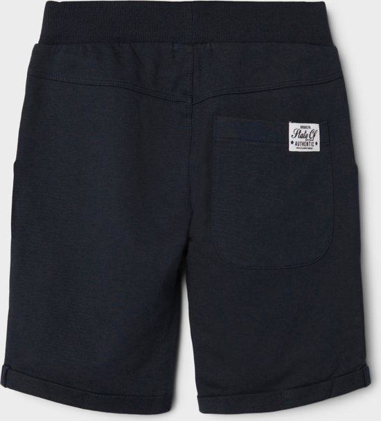 Donkerblauwe korte broek, achterkant met een opgestikte zak en een logo label.