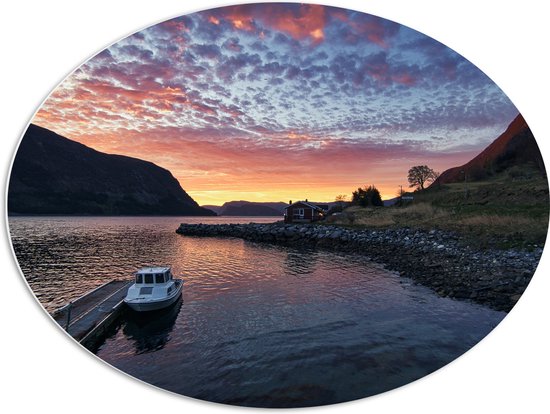 PVC Schuimplaat Ovaal - Aangemeerd Wit Vissersbootje bij Bergen in Noorwegen Vroeg op de Avond - 80x60 cm Foto op Ovaal (Met Ophangsysteem)