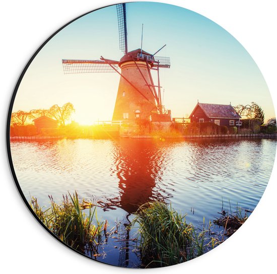 WallClassics - Dibond Muurcirkel - Zonlicht langs Hollandse Molen aan het Water - 20x20 cm Foto op Aluminium Muurcirkel (met ophangsysteem)