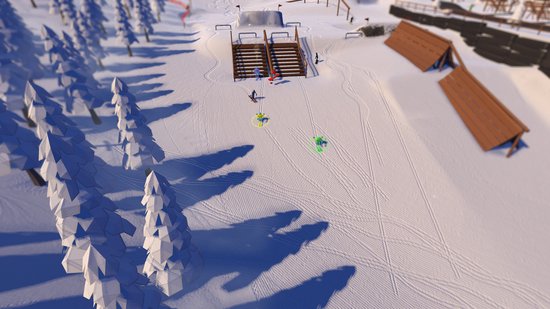 Skiërs op een besneeuwde piste met obstakels voor een stuntgebied, en schaduwen van bomen.