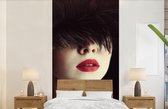 Behang - Fotobehang Vrouw - Lippen - Rood - Portret - Breedte 120 cm x hoogte 240 cm - Behangpapier