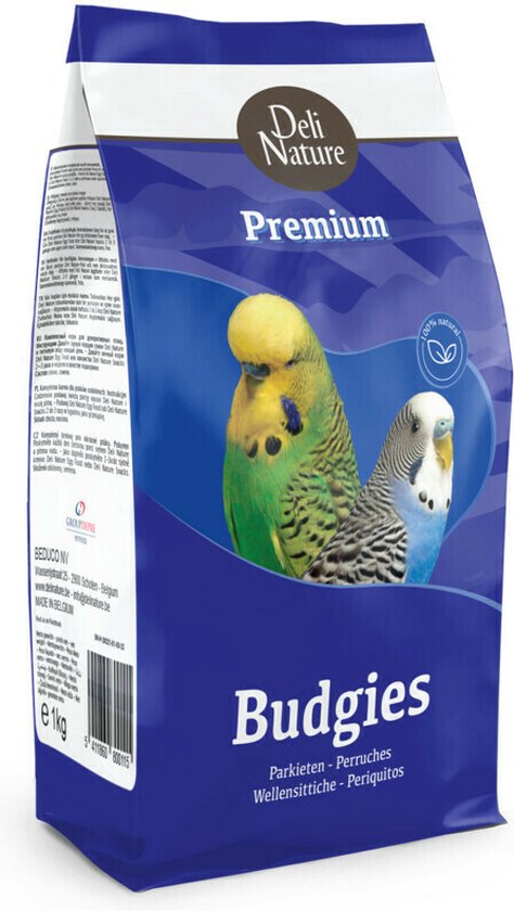 Een zak voer voor parkieten met de tekst 'Deli Nature Premium Budgies'. Twee parkieten, één groen en één blauw, staan op de zak.