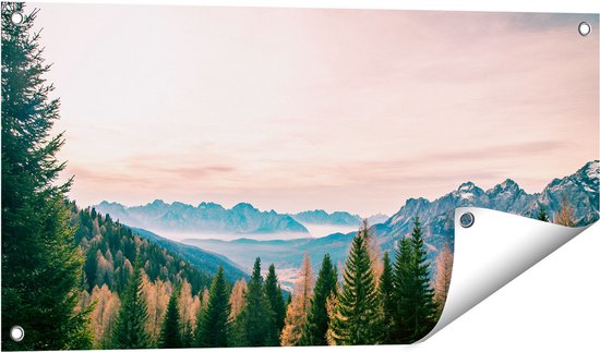 Gards Tuinposter Bos met Bomen bij Bergen Landschap - 80x40 cm - Tuindoek - Tuindecoratie - Wanddecoratie buiten - Tuinschilderij