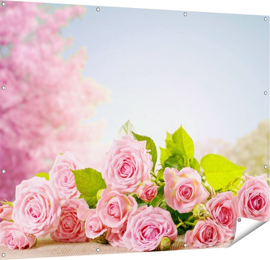  Bouquet de roses roses avec des feuilles vertes, sur fond de fleurs roses.