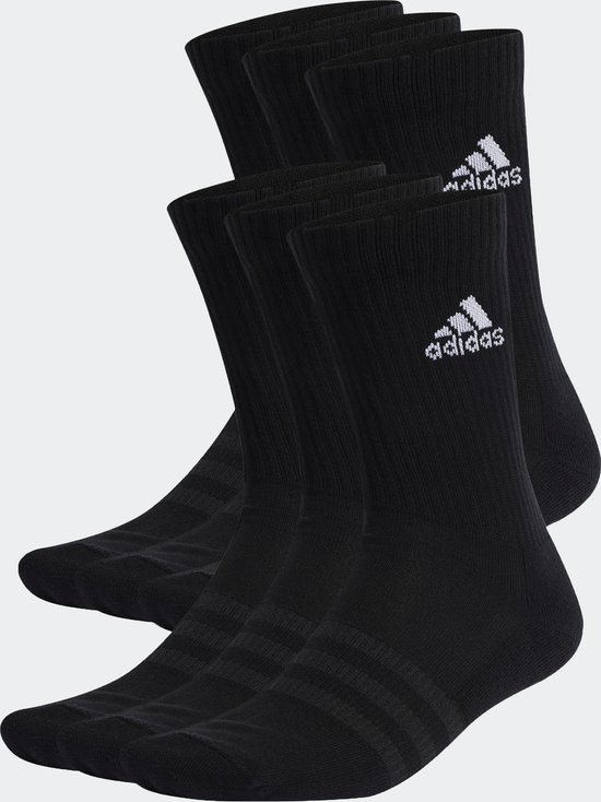 Six paires de chaussettes de sport noires avec logo adidas blanc sur la tige. Trois bandes sur les orteils.