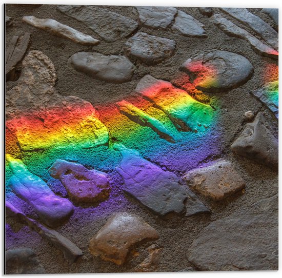 Dibond - Regenboog Lichtstralen op Stenen - 50x50 cm Foto op Aluminium (Met Ophangsysteem)