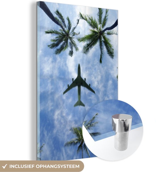 MuchoWow® Glasschilderij 120x180 cm - Schilderij acrylglas - Vliegtuig vliegt over palmbomen - Foto op glas - Schilderijen