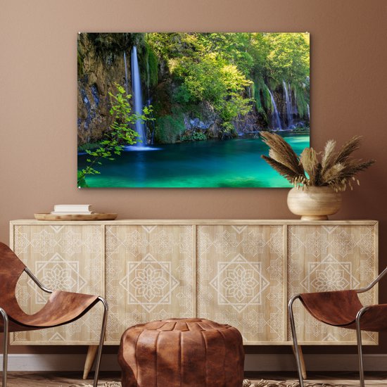 Een schilderij van de Plitvicemeren met een waterval en turquoise water, omringd door groen.
