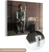 MuchoWow® Glasschilderij 160x120 cm - Schilderij acrylglas - Koffer - Man - Vintage - Foto op glas - Schilderijen