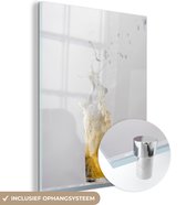 MuchoWow® Glasschilderij 90x120 cm - Schilderij acrylglas - Plonzend biertje op witte achtergrond - Foto op glas - Schilderijen