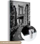MuchoWow® Glasschilderij 20x30 cm - Schilderij acrylglas - New York - Dumbo - Zwart - Wit - Foto op glas - Schilderijen