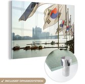 MuchoWow® Glasschilderij 120x80 cm - Schilderij acrylglas - Zuid-Koreaanse vlaggen in de haven van Busan - Foto op glas - Schilderijen