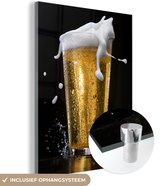 MuchoWow® Glasschilderij 120x160 cm - Schilderij glas - Heerlijk biertje op een zwarte achtergrond - Foto op acrylglas - Schilderijen