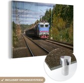 MuchoWow® Glasschilderij 60x40 cm - Schilderij acrylglas - Een trein op een spoorlijn - Foto op glas - Schilderijen