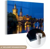 MuchoWow® Glasschilderij 90x60 cm - Schilderij acrylglas - Praag - Brug - Licht - Foto op glas - Schilderijen
