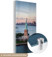 MuchoWow® Glasschilderij 80x160 cm - Schilderij acrylglas - New York - Vrijheidsbeeld - Skyline - Foto op glas - Schilderijen