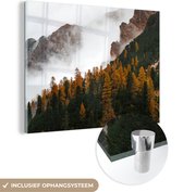 MuchoWow® Glasschilderij 40x30 cm - Schilderij acrylglas - Berg - Mist - Bos - Foto op glas - Schilderijen