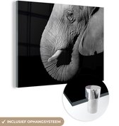 MuchoWow® Glasschilderij 120x90 cm - Schilderij acrylglas - Close-up portret van een olifant op een zwarte achtergrond - zwart wit - Foto op glas - Schilderijen