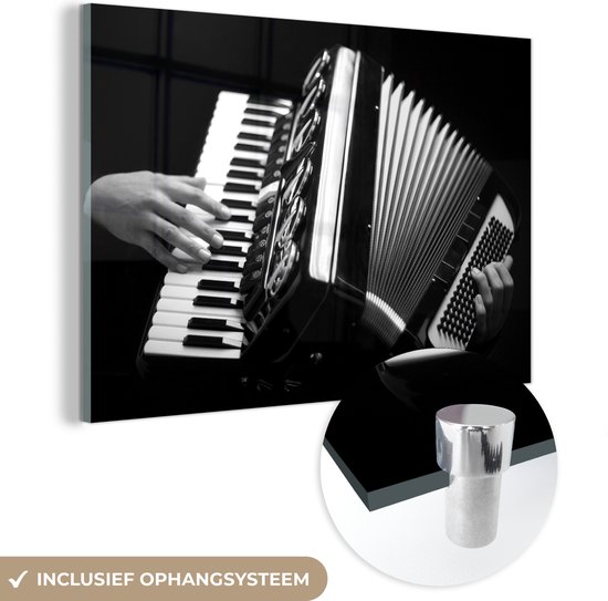 MuchoWow® Glasschilderij 60x40 cm - Schilderij acrylglas - Muzikant speelt op de accordeon - zwart wit - Foto op glas - Schilderijen