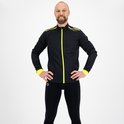 Man in zwart Rogelli fietsjack met fluor gele accenten op de schouders en mouwen.