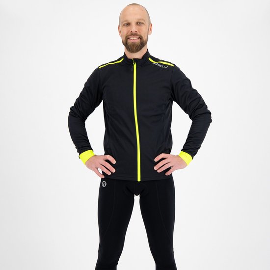 Man in zwart Rogelli fietsjack met fluor gele accenten op de schouders en mouwen.