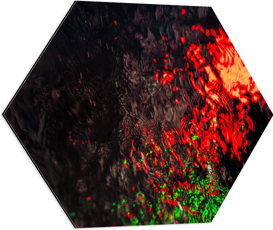 Dibond Hexagon - Foto van Rood en Groen Licht achter Glazen Wand - 60x52.2 cm Foto op Hexagon (Met Ophangsysteem)