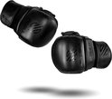 Twee zwarte Sanabul MMA-handschoenen zwevend.